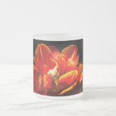 Rote Tulpen dunkler Hintergrund Mattglastasse (Mittel)