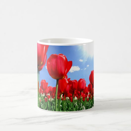Rote Tulpen im Frühling Kaffeetasse (Mittel)