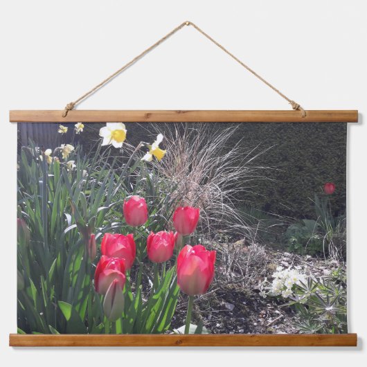Rote Tulpen im Garten Wandteppich Mit Holzrahmen (Vorne)