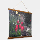 Rote Tulpen im Garten Wandteppich Mit Holzrahmen (Gewinkelt)