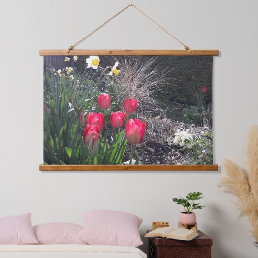 Rote Tulpen im Garten Wandteppich Mit Holzrahmen (Schlafzimmer)
