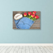 rote Tulpen in blauer Jean-Tasche Leinwanddruck (Insitu (Holzboden))