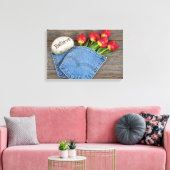 rote Tulpen in blauer Jean-Tasche Leinwanddruck (Insitu (Wohnzimmer))