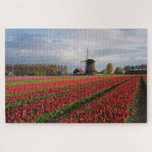 Rote Tulpen und eine Windmühle im Frühjahr Puzzle