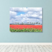 Rote Tulpenfelder zeigen Leinwand (Insitu (Holzboden))