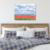 Rote Tulpenfelder zeigen Leinwand (Insitu (Schlafzimmer))