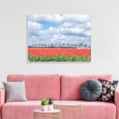 Rote Tulpenfelder zeigen Leinwand (Insitu (Wohnzimmer))