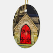 Rote Tür zur Kirche mit Mond Keramik Ornament (Links)