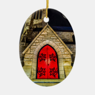 Rote Tür zur Kirche mit Mond Keramik Ornament