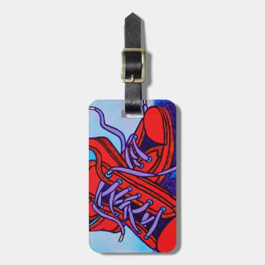 Rote Turnschuhe zwei Gepäckanhänger (Vorderseite vertikal)