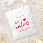 Rote Typografie Bitte beachten Sie unsere neue Adr Geschenktütchen (Ausgeschnitten)