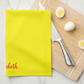 Rote Typografie Name Gelbe Farbe Custom Geschirrtuch (Viertel Falte)