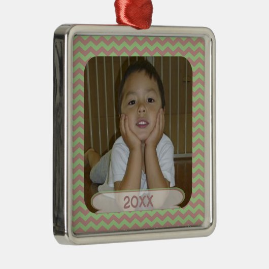 Rote u. grüne Zickzack datierte Ornament Aus Metall (Rechts)