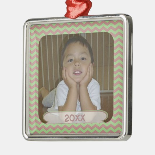 Rote u. grüne Zickzack datierte Ornament Aus Metall (Links)