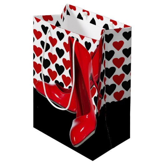 Rote u. schwarze Herzen mit rotem hohem Heels Mittlere Geschenktüte (Vorderseite Schrägansicht)