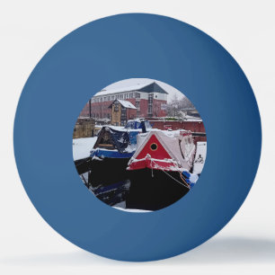 Rote und blaue Boote Tischtennisball