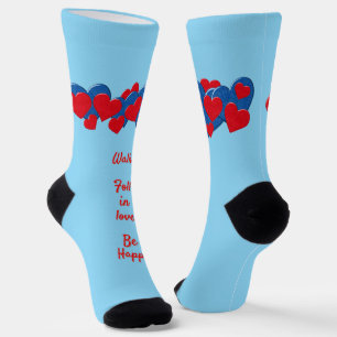Rote und blaue Liebe - Herz auf hellblauem Hinterg Socken
