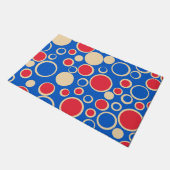 Rote und blaue Punkte auf blau Fußmatte (Schrägansicht)