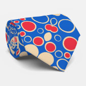 Rote und blaue Punkte auf blau Krawatte (Gerollt)