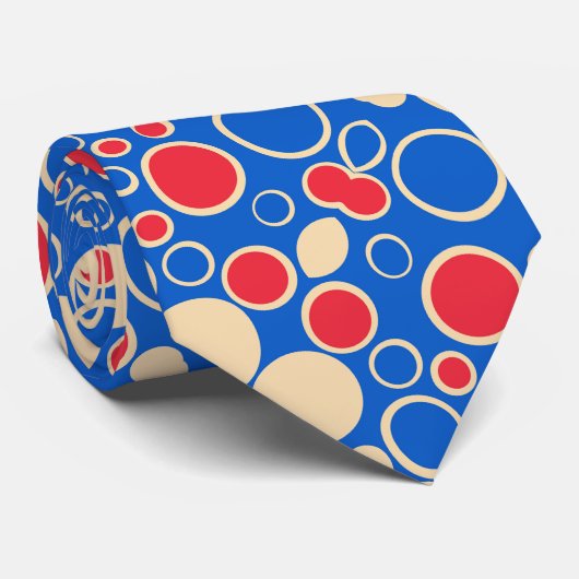 Rote und blaue Punkte auf blau Krawatte (Gerollt)