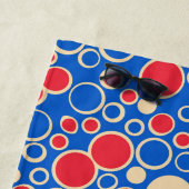 Rote und blaue Punkte auf blau Strandtuch (Beispiel)