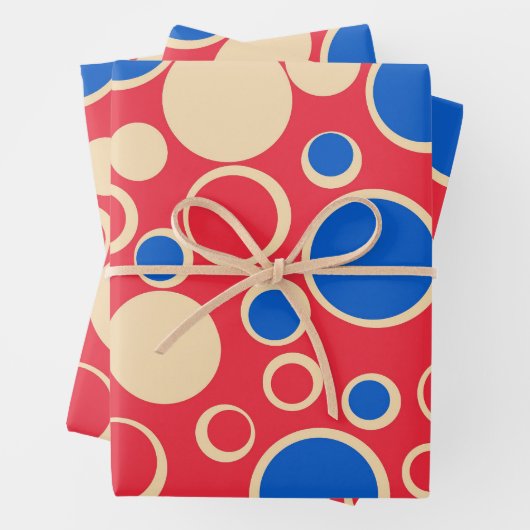 Rote und blaue Punkte auf rot Geschenkpapier Set (Beispiel)