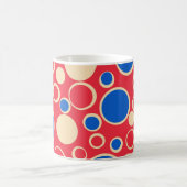 Rote und blaue Punkte auf rot Kaffeetasse (Mittel)
