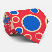 Rote und blaue Punkte auf rot Krawatte (Gerollt)