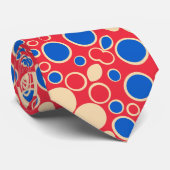 Rote und blaue Punkte auf rot Krawatte (Gerollt)