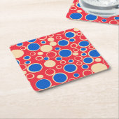 Rote und blaue Punkte auf rot Rechteckiger Pappuntersetzer (angewinkelt)