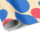 Rote und blaue Punkte auf Tan Geschenkpapier (Rolleneckpunkt)