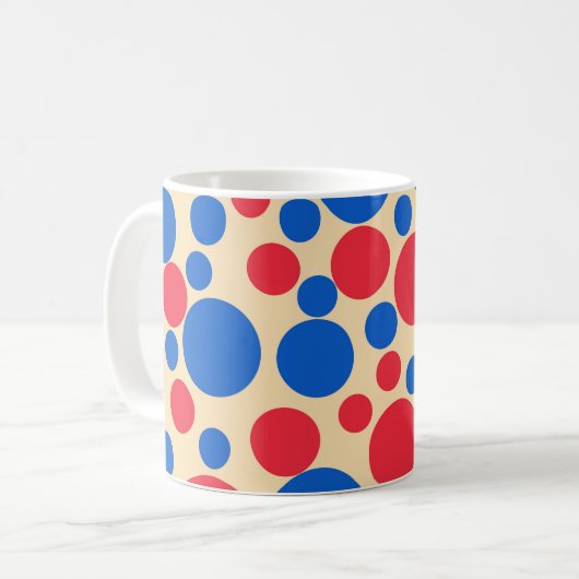 Rote und blaue Punkte auf Tan Kaffeetasse (Vorderseite Links)
