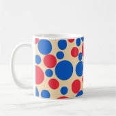 Rote und blaue Punkte auf Tan Kaffeetasse (Links)