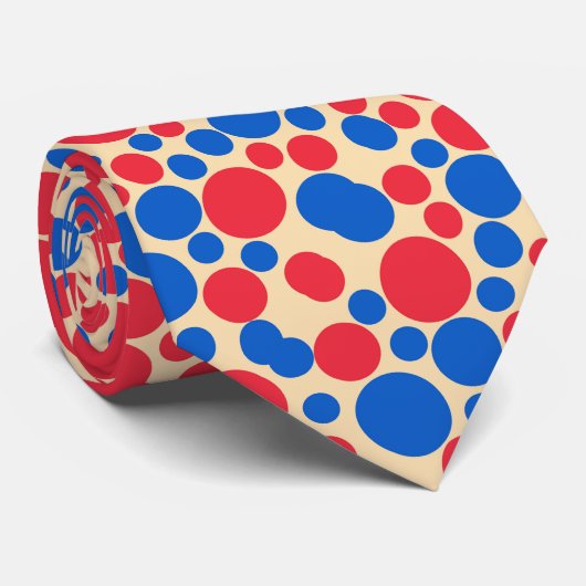 Rote und blaue Punkte auf Tan Krawatte (Gerollt)