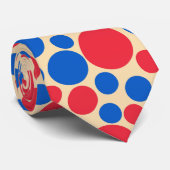 Rote und blaue Punkte auf Tan Krawatte (Gerollt)