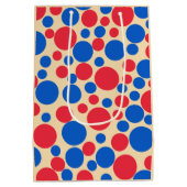 Rote und blaue Punkte auf Tan Mittlere Geschenktüte (Rückseite)