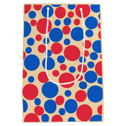 Rote und blaue Punkte auf Tan Mittlere Geschenktüte (Rückseite)