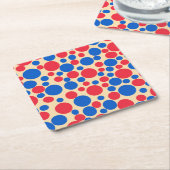 Rote und blaue Punkte auf Tan Rechteckiger Pappuntersetzer (angewinkelt)