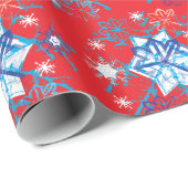 Rote und blaue Schneeflocken und Sterne Geschenkpapier (Rolleneckpunkt)