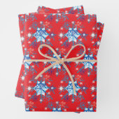 Rote und blaue Schneeflocken und Sterne Geschenkpapier Set (Beispiel)