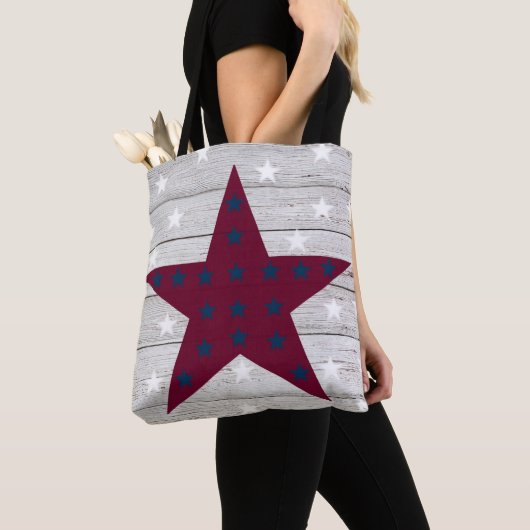 ROTE UND BLAUE STARTEN AUF WEISSEM HOLZ AUSSEHEN H TASCHE (Von Nahem)