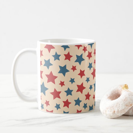 Rote und blaue Sterne, 4. Juli, beige Hintergrund Kaffeetasse (Mit Donut)