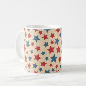 Rote und blaue Sterne, 4. Juli, beige Hintergrund Kaffeetasse (Vorderseite Links)