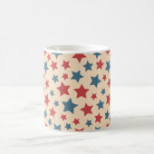 Rote und blaue Sterne, 4. Juli, beige Hintergrund Kaffeetasse (Mittel)