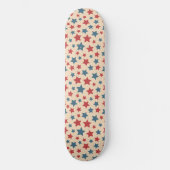 Rote und blaue Sterne, 4. Juli, beige Hintergrund Skateboard (Vorderseite)