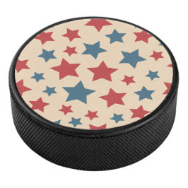 Rote und blaue Sterne, 4. Juli, beiger Hintergrund Eishockey Puck