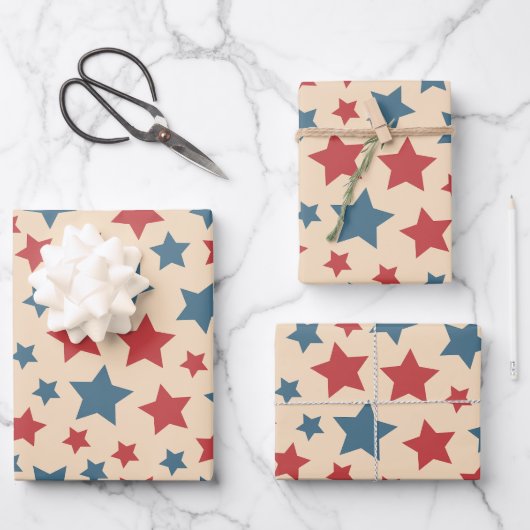 Rote und blaue Sterne, 4. Juli, beiger Hintergrund Geschenkpapier Set (Vorderseite)