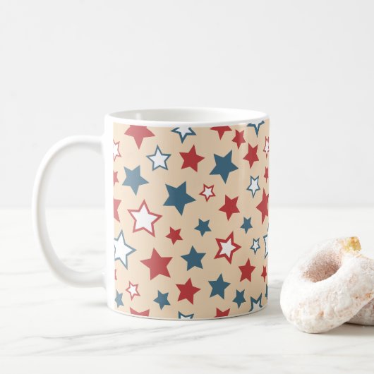 Rote und blaue Sterne, 4. Juli, beiger Hintergrund Kaffeetasse (Mit Donut)