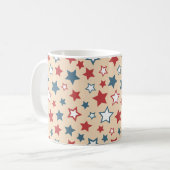 Rote und blaue Sterne, 4. Juli, beiger Hintergrund Kaffeetasse (Vorderseite Links)