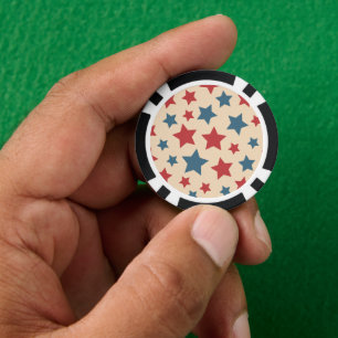 Rote und blaue Sterne, 4. Juli, beiger Hintergrund Pokerchips